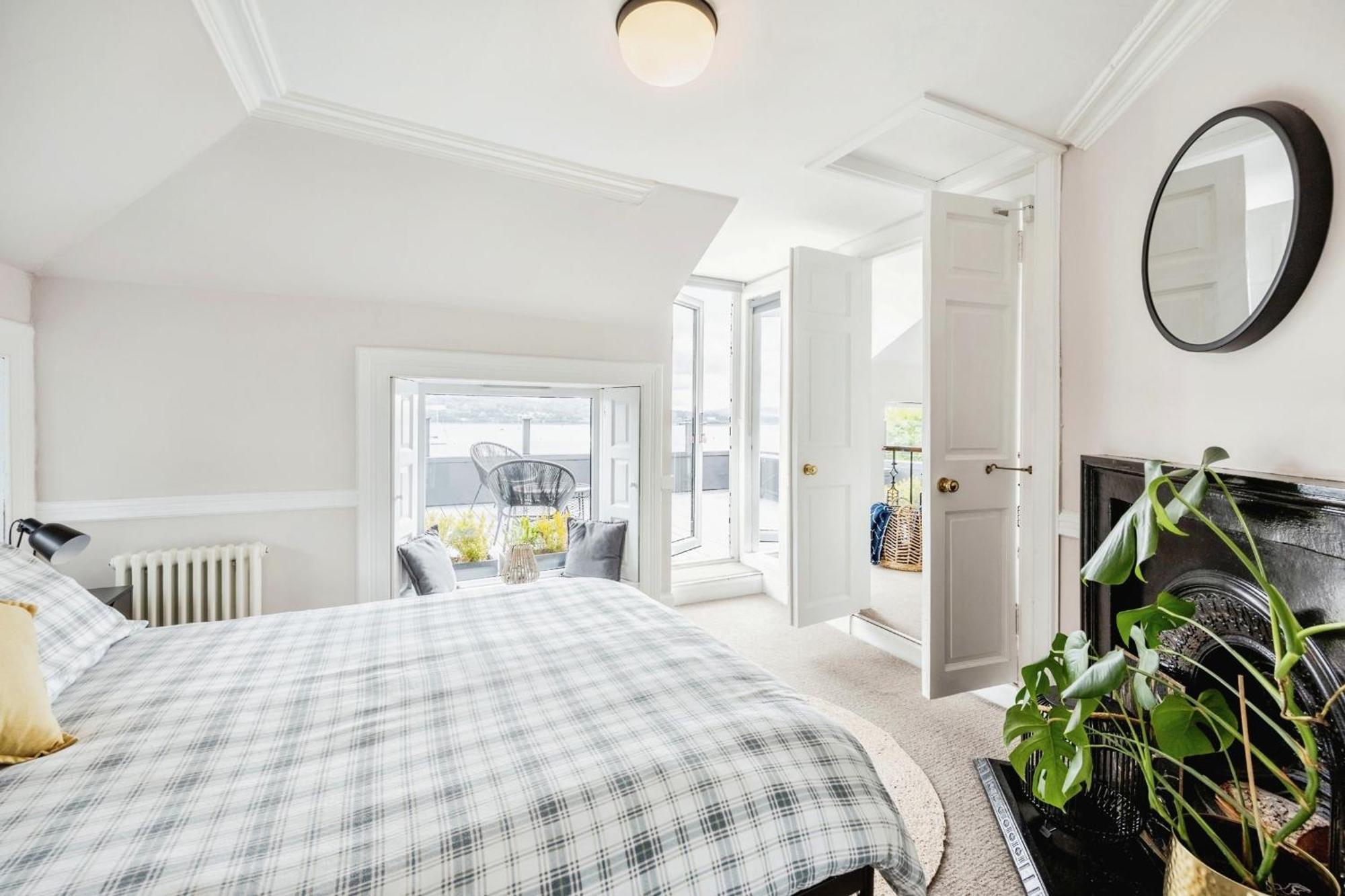 Cosy Lochside Cottage With Mountain And Sea Views Clynder Exteriér fotografie