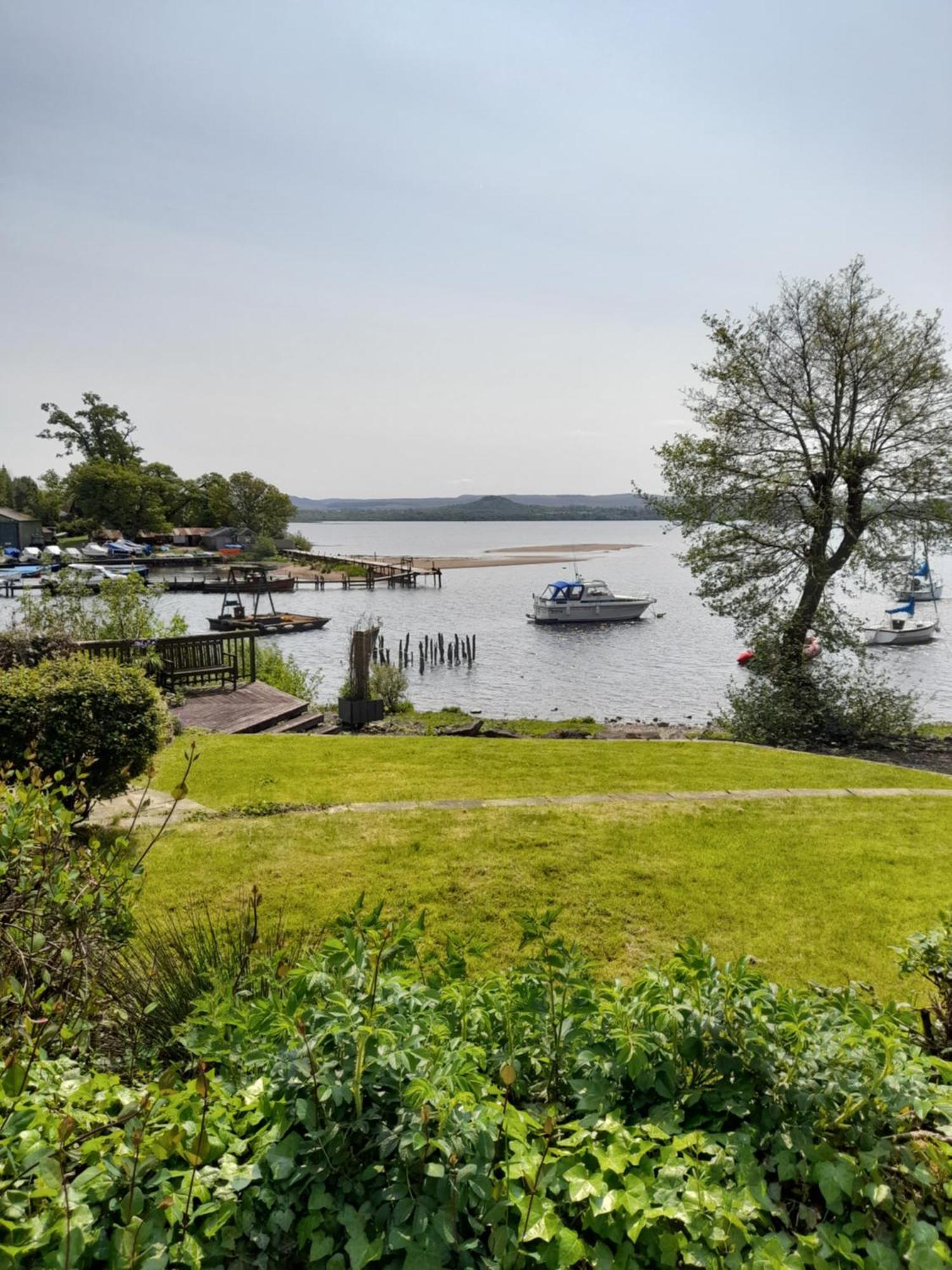Cosy Lochside Cottage With Mountain And Sea Views Clynder Exteriér fotografie